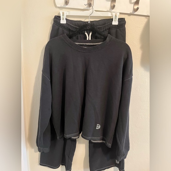 EKD collections set top are size XS pants are M this is a set runs loose - Picture 2 of 9